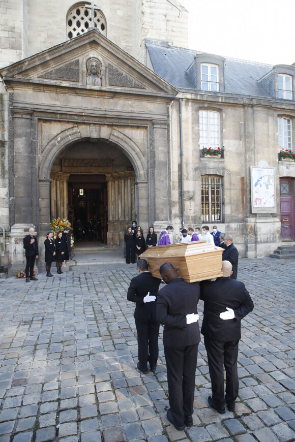 Illustration - Arrivées à la messe funéraire en hommage à Bernard Tapie en l'église Saint-Germain-des-Prés à Paris. Le 6 octobre 2021 © Jacovides-Moreau / Bestimage  