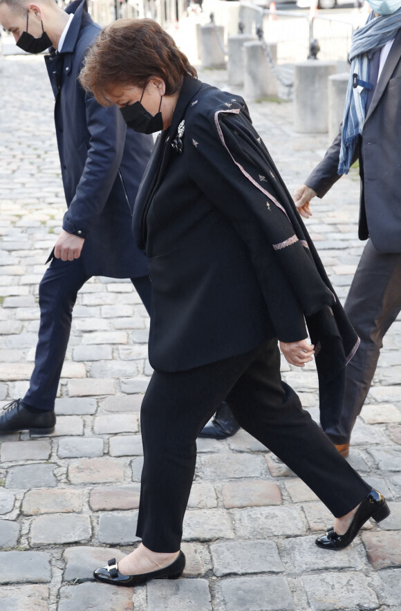 Roselyne Bachelot - Arrivées à la messe funéraire en hommage à Bernard Tapie en l'église Saint-Germain-des-Prés à Paris. Le 6 octobre 2021 © Jacovides-Moreau / Bestimage  