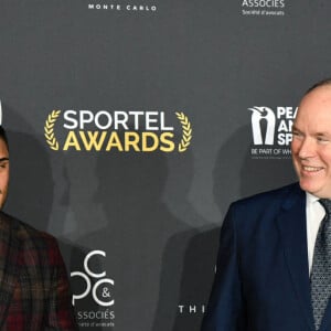 Madelaine Malonga, Guillaume Chaine, le prince Albert II de Monaco et Sarah Leonie Cysique durant la soirée de la 32ème édition des Sportel Awards au Grimaldi Forum à Monaco, le 5 octobre 2021. © Bruno Bebert/Bestimage