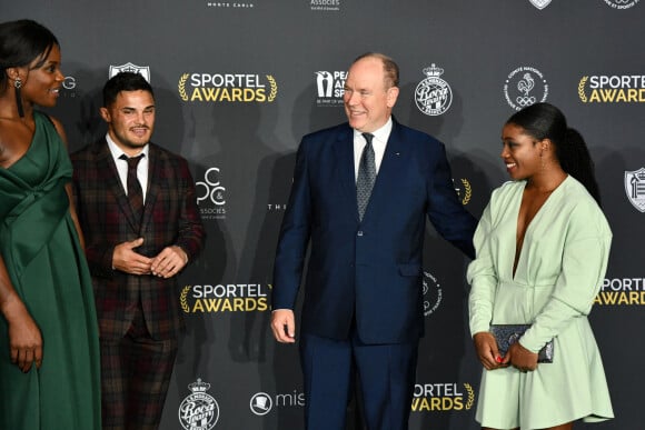 Madelaine Malonga, Guillaume Chaine, le prince Albert II de Monaco et Sarah Leonie Cysique durant la soirée de la 32ème édition des Sportel Awards au Grimaldi Forum à Monaco, le 5 octobre 2021. © Bruno Bebert/Bestimage