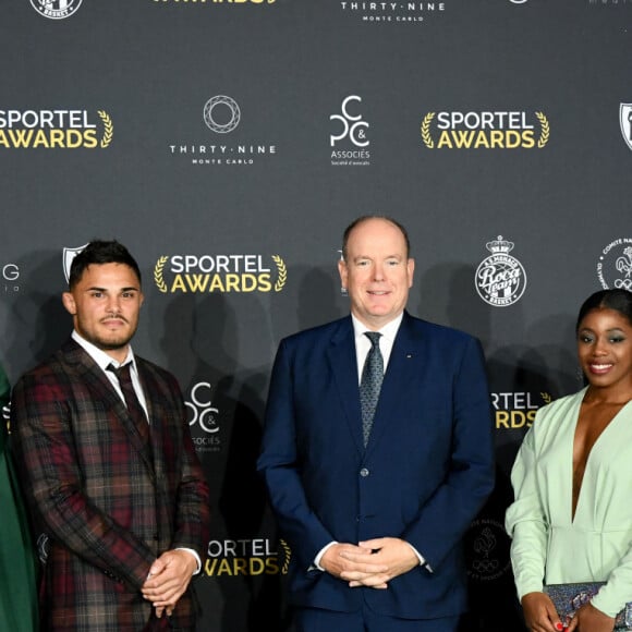 Romane Dicko, Madelaine Malonga, Guillaume Chaine, le prince Albert II de Monaco, Sarah Leonie Cysique, Amandine Buchard et Margaux Pinot durant la soirée de la 32ème édition des Sportel Awards au Grimaldi Forum à Monaco, le 5 octobre 2021. © Bruno Bebert/Bestimage