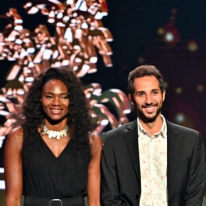 Muriel Hurtis, Lyes Houhou et Arnaud Bonin, les réalisateurs du documentaire Faut qu'on parle, récompensé par le prix du Jury, et le Prince Albert II de Monaco, durant la soirée de la 32ème édition des Sportel Awards au Grimaldi Forum à Monaco, le 5 octobre 2021. © Bruno Bebert/Bestimage