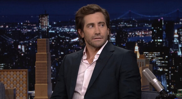 Jake Gyllenhaal explique sur le plateau de l'émission "The Tonight Show With Jimmy Fallon" à New York, le 30 septembre 2021. 