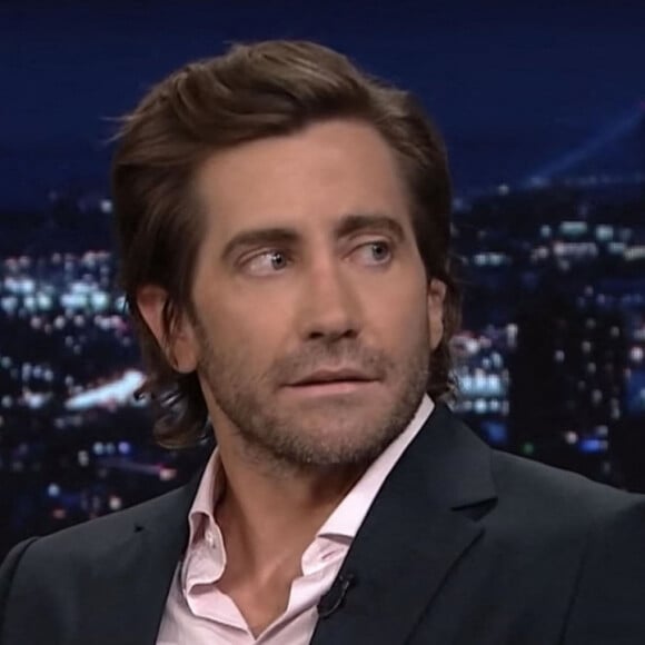 Jake Gyllenhaal explique sur le plateau de l'émission "The Tonight Show With Jimmy Fallon" à New York, le 30 septembre 2021. 