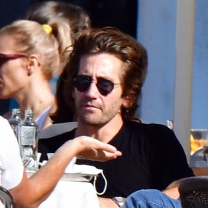 Jake Gyllenhaal avec des amis en train de prendre un verre sur la place Saint-Marc lors du festival international du film de Venise (La Mostra), à Venise, Italie, le 3 septembre 2021.