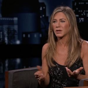 Jennifer Aniston raconte sur le plateau de "Jimmy Kimmel Live" comment elle a perdu sa bague "Oura" dont elle est ne pouvait plus se passer. L'actrice de "Friends" a finalement retrouvé cette bague qui a la particularité d'évaluer votre sommeil. Los Angeles. Le 16 septembre 2021. 