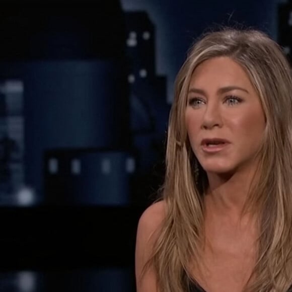 Jennifer Aniston raconte sur le plateau de "Jimmy Kimmel Live" comment elle a perdu sa bague "Oura" dont elle est ne pouvait plus se passer. L'actrice de "Friends" a finalement retrouvé cette bague qui a la particularité d'évaluer votre sommeil. Los Angeles. Le 16 septembre 2021. 