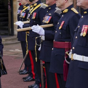 La reine Elisabeth II d'Angleterre rencontre des membres du Royal Regiment of Canadian Artillery au château de Windsor, le 6 octobre 2021.