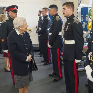 La reine Elisabeth II d'Angleterre rencontre des membres du Royal Regiment of Canadian Artillery au château de Windsor, le 6 octobre 2021.