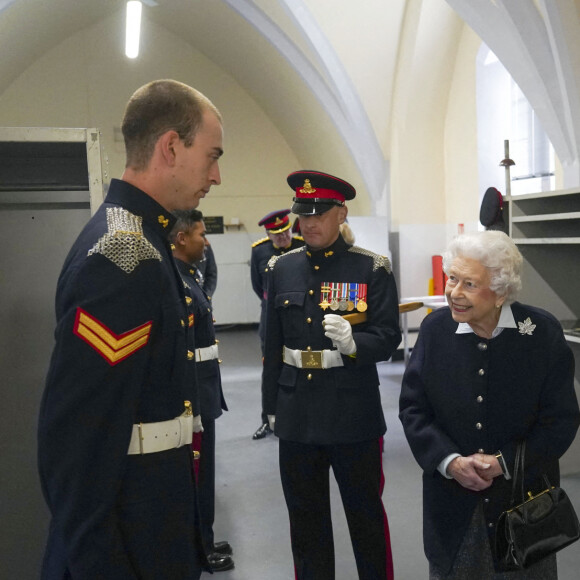 La reine Elisabeth II d'Angleterre rencontre des membres du Royal Regiment of Canadian Artillery au château de Windsor, le 6 octobre 2021.