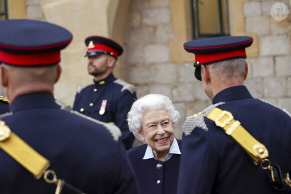 La reine Elisabeth II d'Angleterre rencontre des membres du Royal Regiment of Canadian Artillery au château de Windsor.