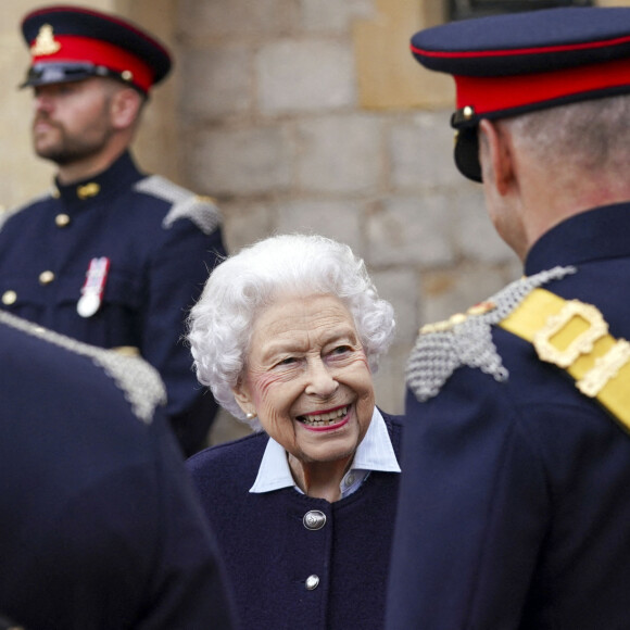 La reine Elisabeth II d'Angleterre rencontre des membres du Royal Regiment of Canadian Artillery au château de Windsor.