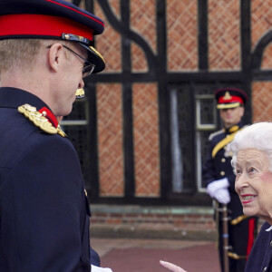 La reine Elisabeth II d'Angleterre rencontre des membres du Royal Regiment of Canadian Artillery au château de Windsor, le 6 octobre 2021.