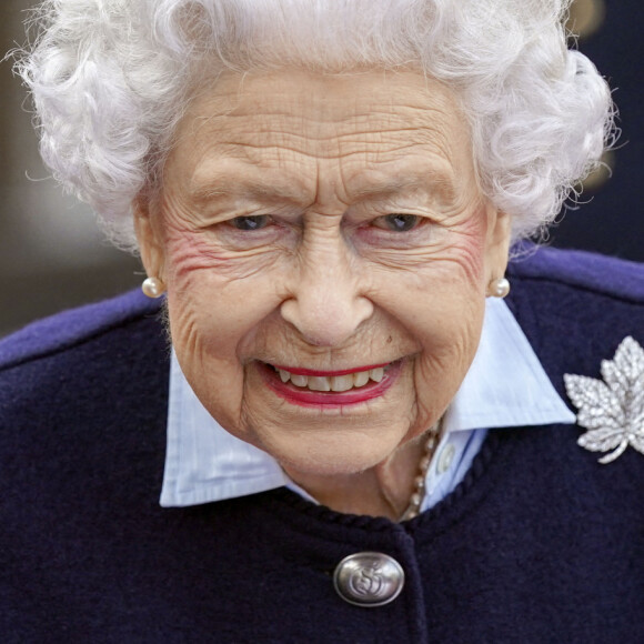 La reine Elisabeth II d'Angleterre rencontre des membres du Royal Regiment of Canadian Artillery au château de Windsor, le 6 octobre 2021.