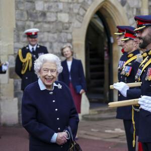 La reine Elisabeth II d'Angleterre rencontre des membres du Royal Regiment of Canadian Artillery au château de Windsor, le 6 octobre 2021.