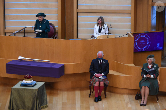 La reine Elisabeth II d'Angleterre, le prince Charles, prince de Galles, et Camilla Parker Bowles, duchesse de Cornouailles, au Parlement écossais à Edimbourg, Ecosse, Royaume Uni, le 2 octobre 2021.