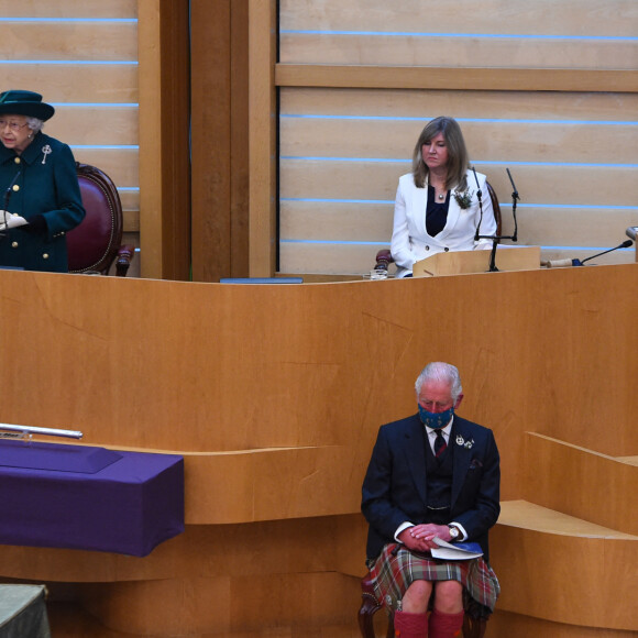 La reine Elisabeth II d'Angleterre, le prince Charles, prince de Galles, et Camilla Parker Bowles, duchesse de Cornouailles, au Parlement écossais à Edimbourg, Ecosse, Royaume Uni, le 2 octobre 2021.