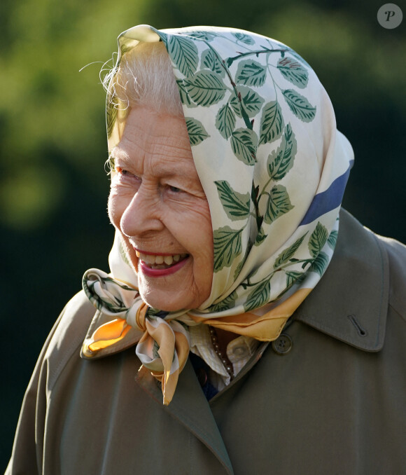 La reine Elisabeth II d'Angleterre lance le début de la saison de plantation officielle du Queen's Green Canopy (QGC) au domaine de Balmoral, Royaume Uni, le 1er octobre 2021.