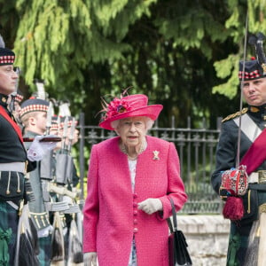 La reine Elisabeth II d'Angleterre lors d'une inspection des troupes de Balaklava Company, 5ème Bataillon du Régiment Royal d'Écosse à Balmoral, Royaume Uni, le 9 août 2021.