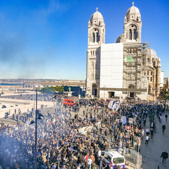 Des centaines de personnes sont venues rendre hommage à Bernard Tapie devant la cathédrale de la Major à Marseille le 8 octobre 2021. © Santini / Jacovides / Bestimage