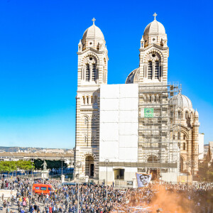 Des centaines de personnes sont venues rendre hommage à Bernard Tapie devant la cathédrale de la Major à Marseille le 8 octobre 2021. © Santini / Jacovides / Bestimage