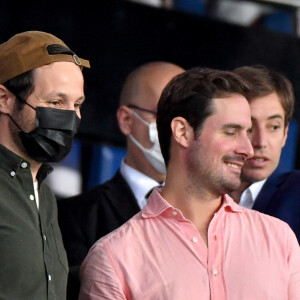 Vianney et sa compagne Catherine Robert (enceinte) - People en tribunes du match de football en ligue 1 Uber Eats : Le PSG (Paris Saint-Germain) remporte la victoire 2-1 contre Lyon au Parc des Princes à Paris le 19 septembre 2021. Lionel Urman/Panoramic/Bestimage