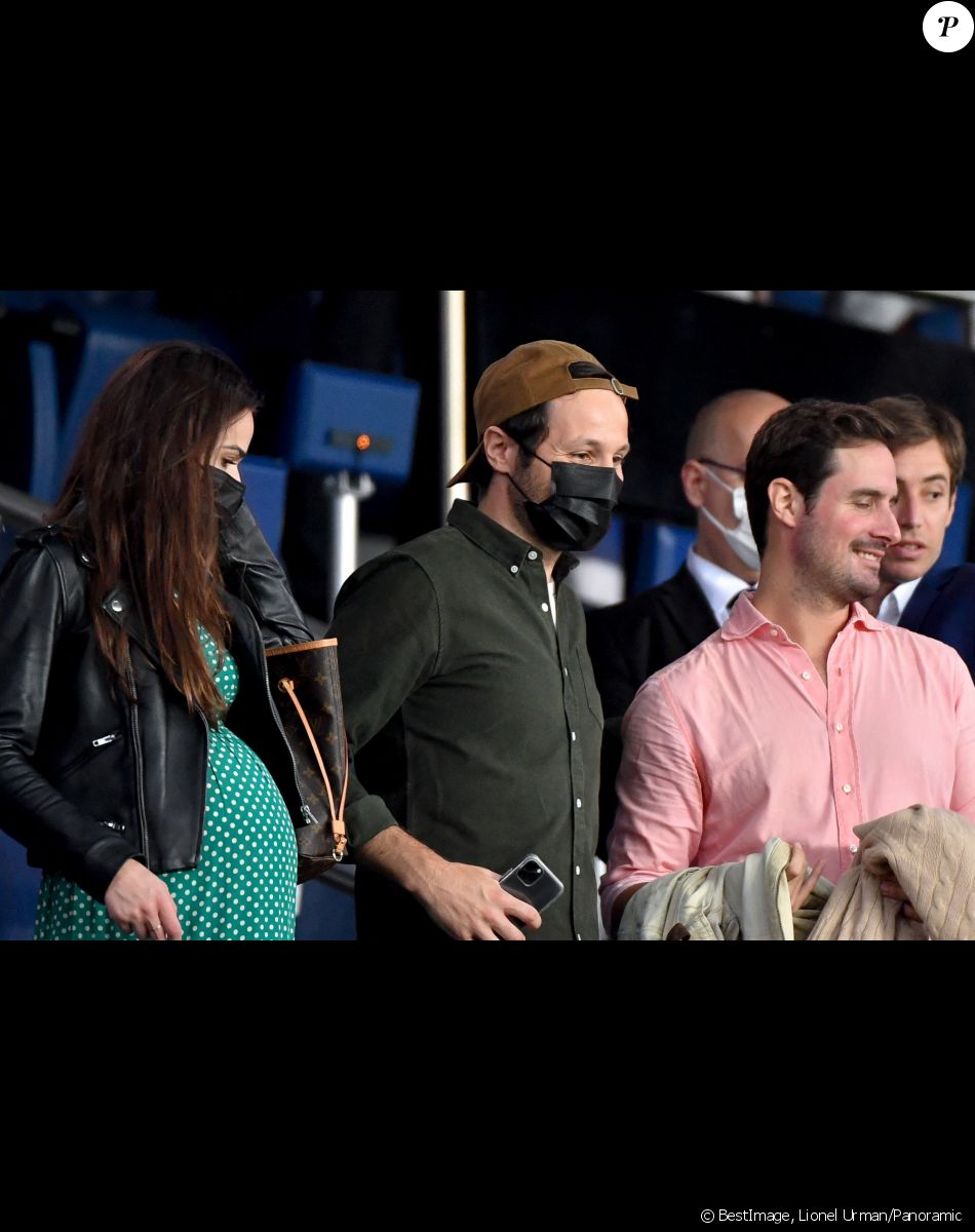 Vianney et sa compagne Catherine Robert (enceinte) - People en tribunes du match de football en ligue 1 Uber Eats : Le PSG (Paris Saint-Germain) remporte la victoire 2-1 contre Lyon au Parc des Princes à Paris le 19 septembre 2021. Lionel Urman/Panoramic/Bestimage
