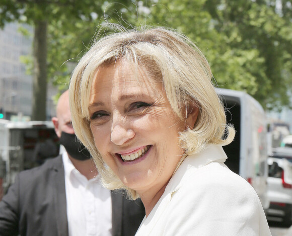 Exclusif - Marine Le Pen, présidente du Rassemblement National, quitte les studios de RTL le 6 juin 2021. © Panoramic / Bestimage 