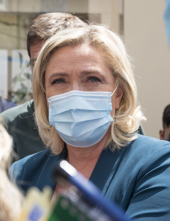 Marine Le Pen vient soutenir le candidat RN (Rassemblement National) Andréa Kotarac à Saint-Chamond le 3 juin 2021. Andréa Kotarac est tête de liste RN pour les élections régionales en Auvergne Rhône Alpes. © Sandrine Thesillat / Panoramic / Bestimage