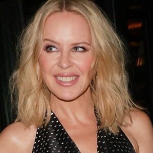 Kylie Minogue sort de son hôtel pour se rendre sur le plateau de l'émission "The One Show" à Londres.