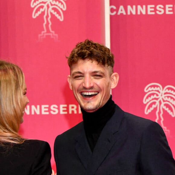 Virginie Efira et son compagnon Niels Schneider durant la seconde soirée du 4eme Canneseries au Palais des Festivals à Cannes, le 9 octobre 2021. Le festival se déroule jusqu'au 13 octobre. © Bruno Bebert / Bestimage  