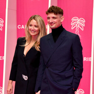 Virginie Efira et son compagnon Niels Schneider durant la seconde soirée du 4eme Canneseries au Palais des Festivals à Cannes, le 9 octobre 2021. Le festival se déroule jusqu'au 13 octobre. © Bruno Bebert / Bestimage  