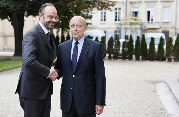 Edouard Philippe rencontre son mentor politique Alain Juppé le maire de Bordeaux. Après un rendez-vous à la mairie, ils ont découvert la ville à pieds et assistés à quelques réunions dont le congrès National des Avocats à Bordeaux le 20 Octobre 2017. © Patrick Bernard-Fabien Cottereau/ Bestimage