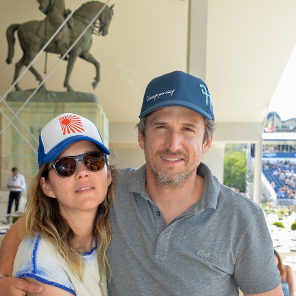 Exclusif - Marion Cotillard et son compagnon Guillaume Canet dans la tente VIP lors du Longines Paris Eiffel Jumping au Champ de Mars à Paris, le samedi 6 juillet 2019. © Veeren Ramsamy/Bestimage
