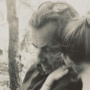 Photo du compte Instagram de Carla Bruni-Sarkozy : sa fille Giulia dans les bras de son père Nicolas Sarkozy
