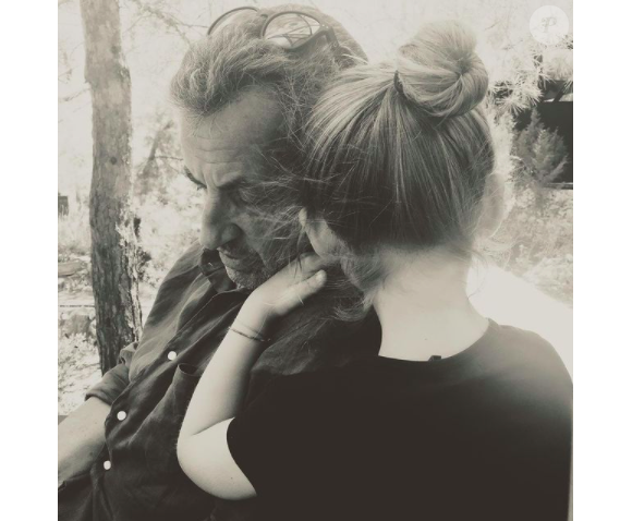Photo du compte Instagram de Carla Bruni-Sarkozy : sa fille Giulia dans les bras de son père Nicolas Sarkozy