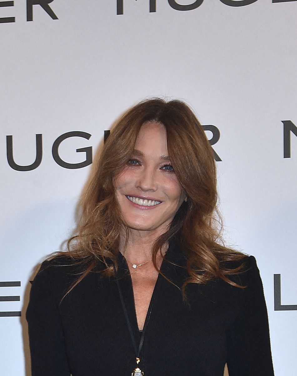 Carla Bruni-Sarkozy au photocall de l'exposition "Thierry Mugler: couturissime" au Musée des Arts Décoratifs (MAD) à Paris le 28 septembre 2021. Celebs at Thierry Mugler : Couturissime" Photocall as part of Paris Fashion Week at Musee Des Arts Decoratifs on September 28, 2021 in Paris, France.