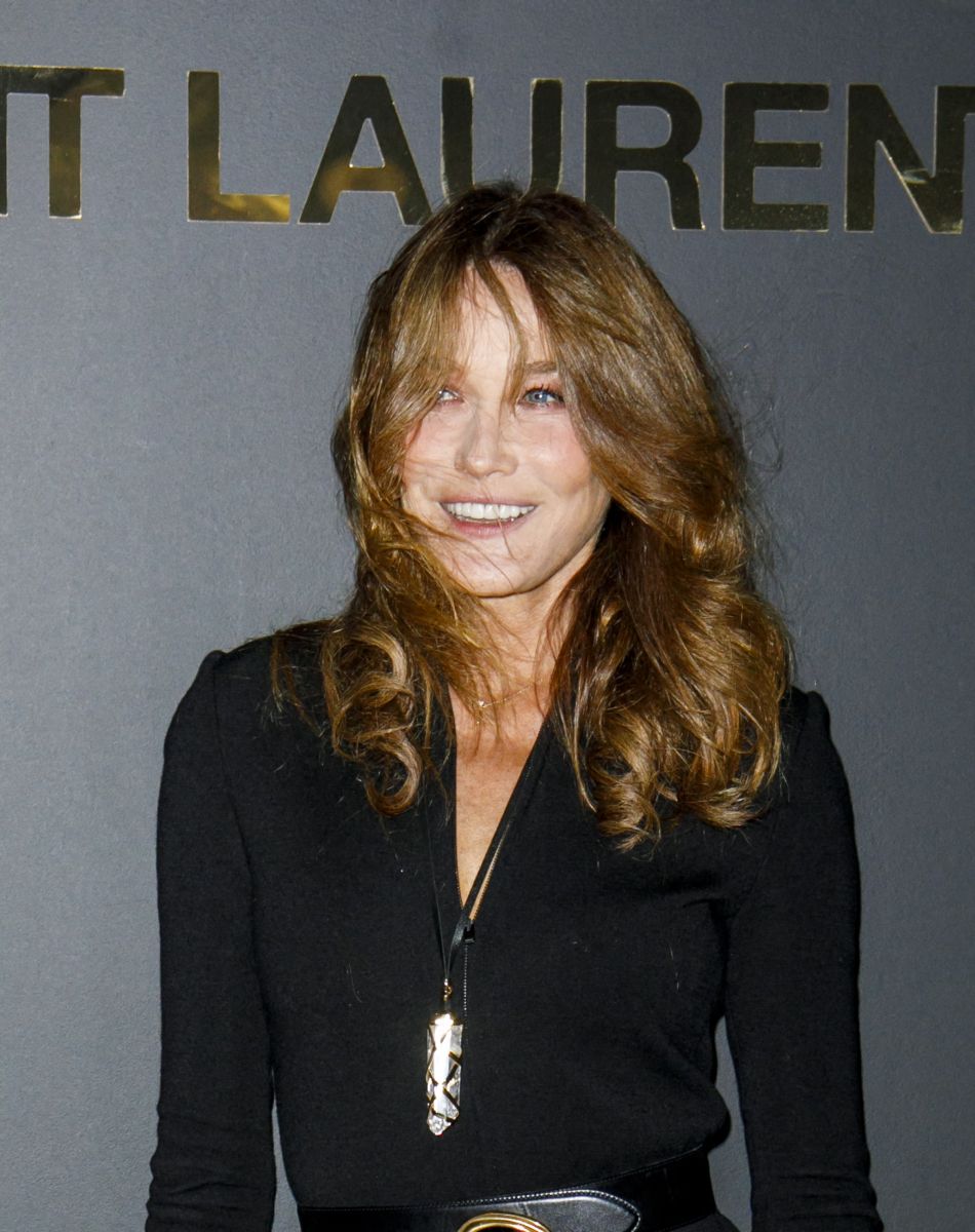 Carla Bruni-Sarkozy - Photocall du défilé Saint Laurent collection Printemps-Eté 2022 lors de la fashion week à Paris, le 28 septembre 2021.