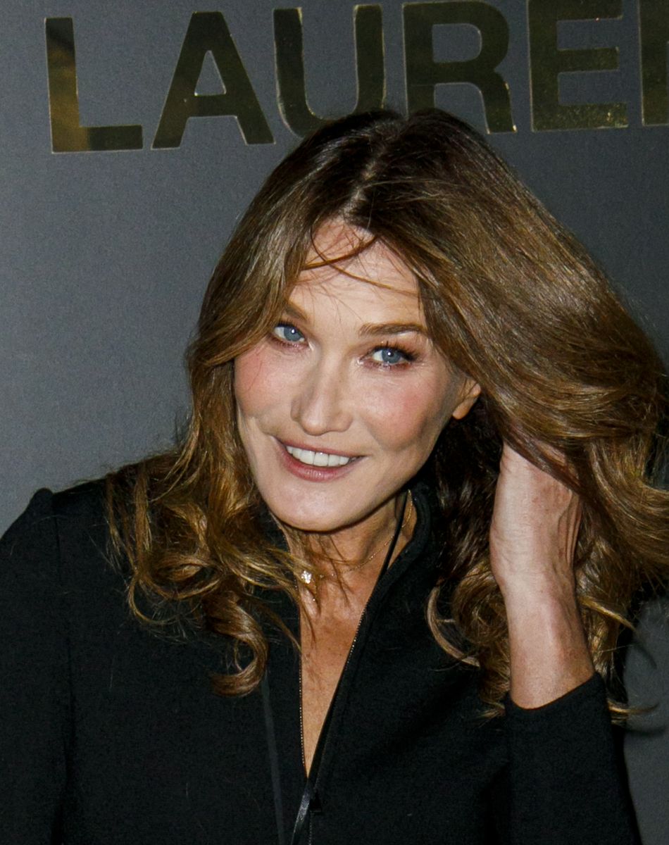Carla Bruni-Sarkozy - Photocall du défilé Saint Laurent collection Printemps-Eté 2022 lors de la fashion week à Paris, le 28 septembre 2021.