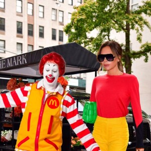 Victoria Beckham s'amuse de son look "McDonald's" sur Instagram, le 12 octobre 2021.