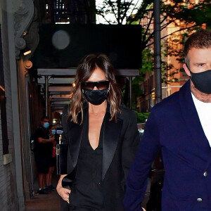 Victoria Beckham et son mari David Beckham, main dans la main, vont dîner au restaurant Carbone à New York, le 25 mai 2021.