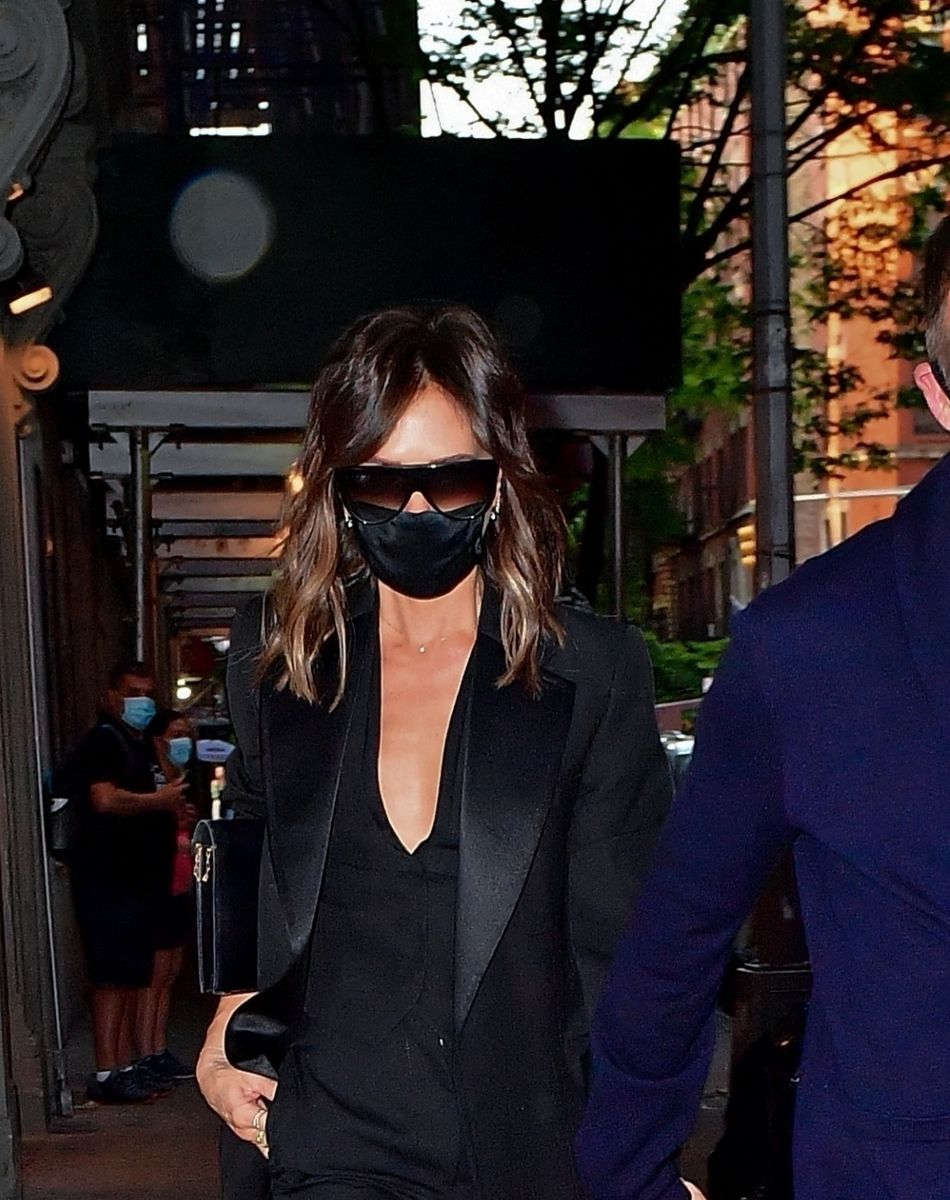 Victoria Beckham et son mari David Beckham, main dans la main, vont dîner au restaurant Carbone à New York, le 25 mai 2021.