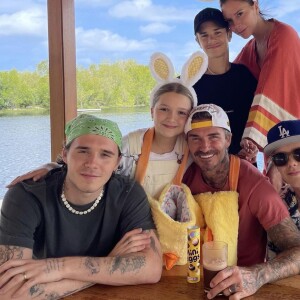 Victoria et David Beckham en famille, avec leurs enfants Brooklyn, Cruz, Romeo et Harper, Instagram, avril 2021.