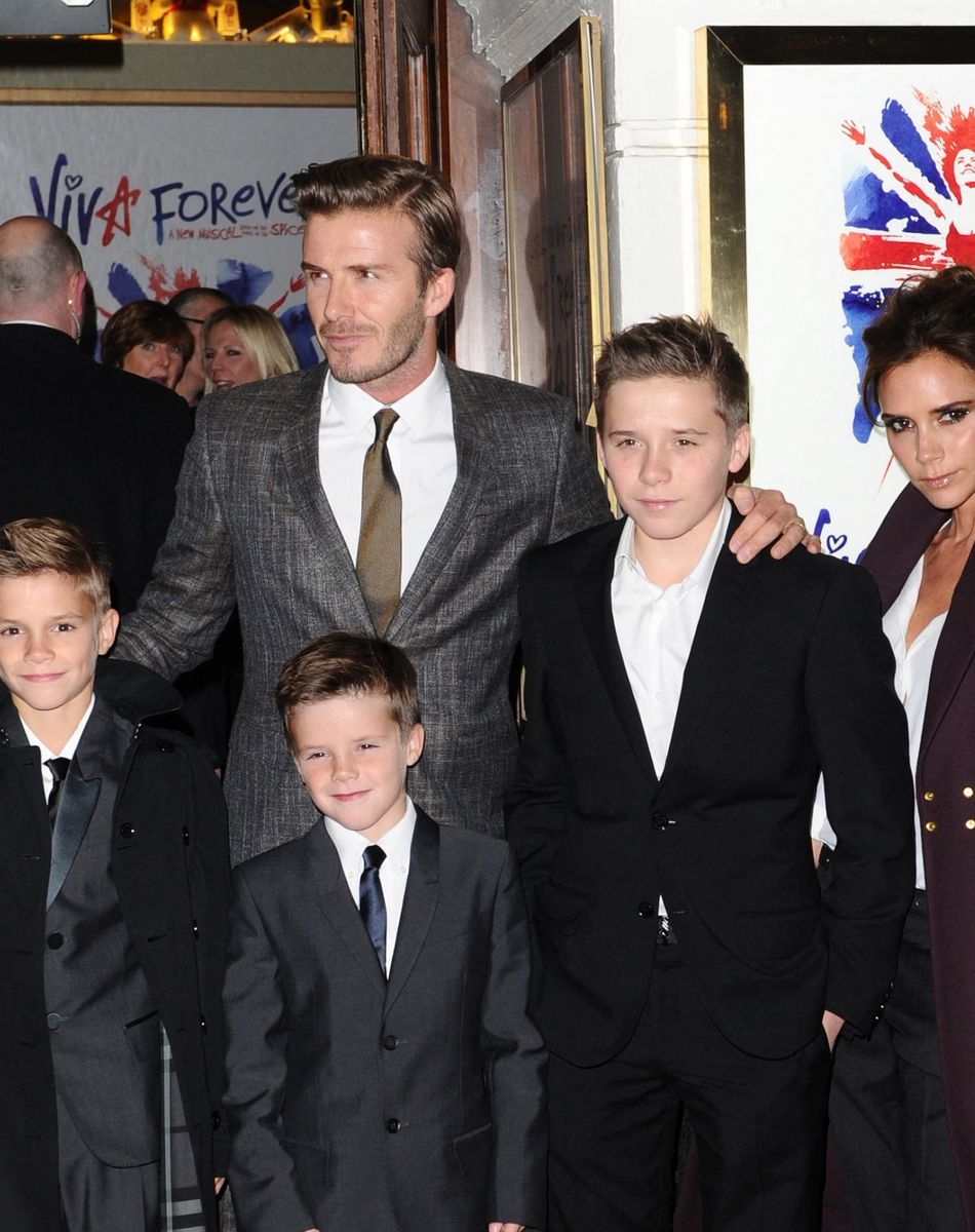 David Beckham, Victoria Beckham, et leurs enfants Cruz Beckham, Brooklyn Beckham, et Romeo Beckham - Tapis rouge de la comedie musicale "Viva Forever" à Londres en 2012.