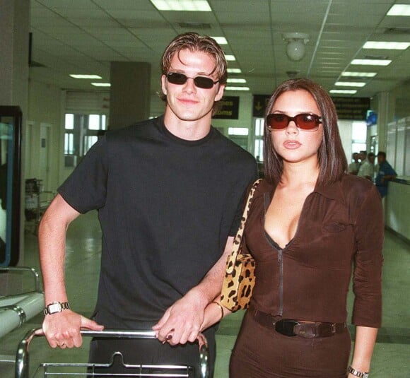 Victoria et David Beckham à l'aéroport de Nice en 1997. 