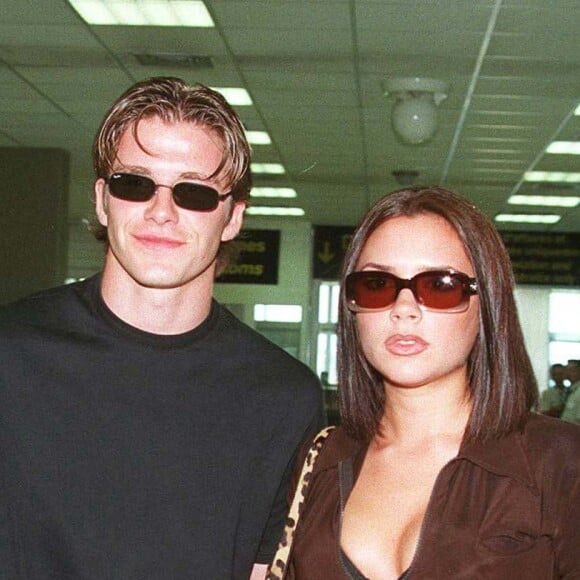 Victoria et David Beckham à l'aéroport de Nice en 1997. 