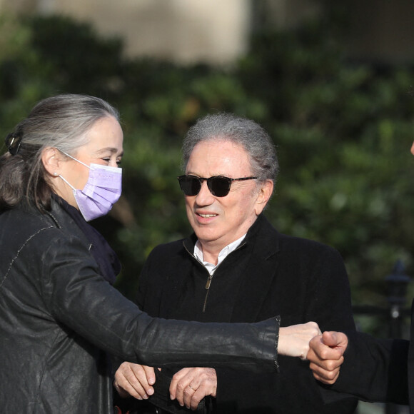 Delphine Ernotte, Michel Drucker et Max Guazzini - Arrivées aux obsèques de Etienne Mougeotte en l'église Saint-François-Xavier à Paris. Le 13 octobre 2021 © Jacovides-Clovis / Bestimage