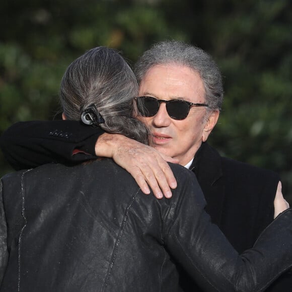 Delphine Ernotte et Michel Drucker - Arrivées aux obsèques de Etienne Mougeotte en l'église Saint-François-Xavier à Paris. Le 13 octobre 2021 © Jacovides-Clovis / Bestimage