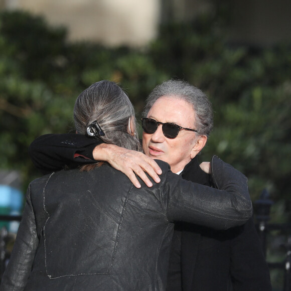 Delphine Ernotte et Michel Drucker - Arrivées aux obsèques de Etienne Mougeotte en l'église Saint-François-Xavier à Paris. Le 13 octobre 2021 © Jacovides-Clovis / Bestimage