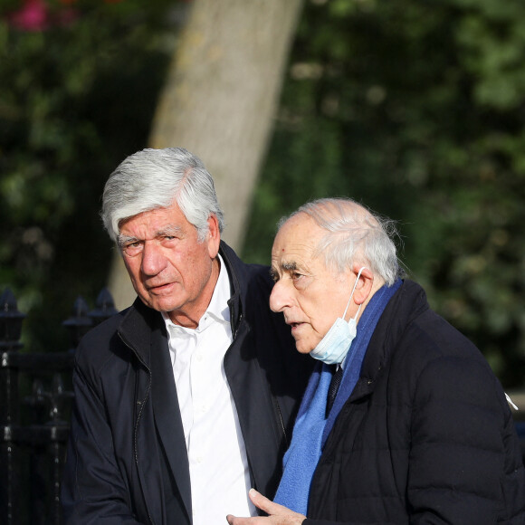 Maurice Lévy et Jean-Pierre Elkabbach - Arrivées aux obsèques de Etienne Mougeotte en l'église Saint-François-Xavier à Paris. Le 13 octobre 2021 © Jacovides-Clovis / Bestimage